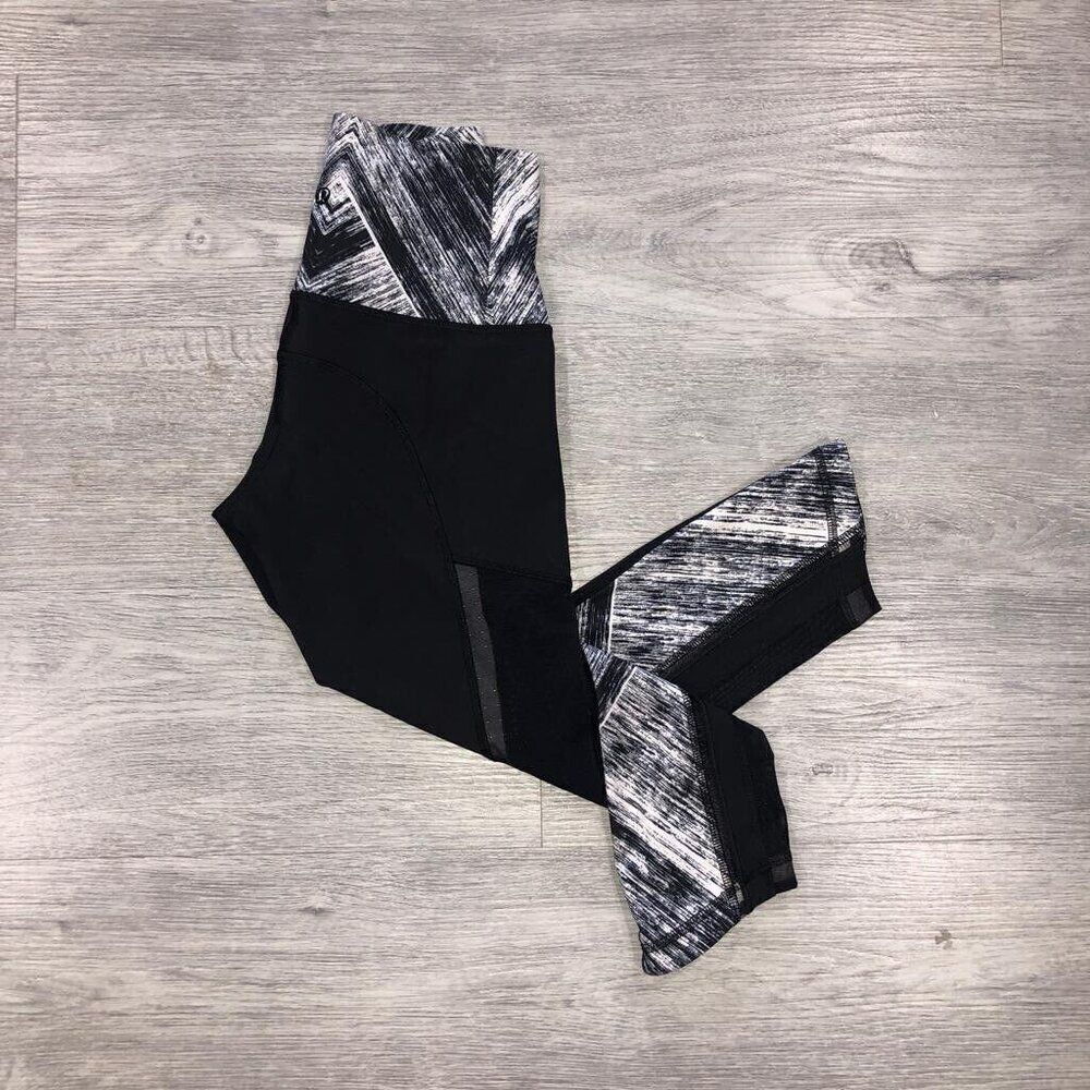 Lululemon Women’s Size 4 Hot To Street Crop Capri Black White Athletica Leggings - Picture 1 of 11